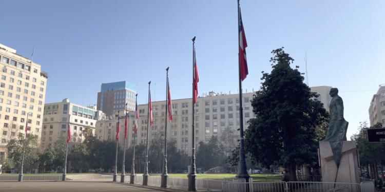 Chile promulga esperada reforma al sistema de pensiones instaurado por Pinochet